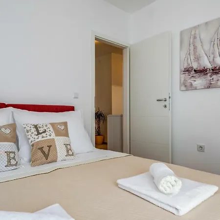 크리시스 아파트 *